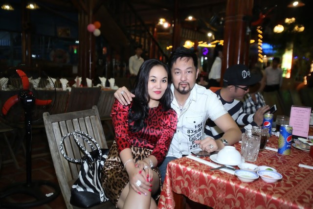  Ngay lần gặp dầu tiên này, chàng ca sĩ thị phi đã bị cảm nắng bởi vẻ đẹp của cô Hoa khôi thành phố Hoa phượng đỏ này và nhanh chóng xin số điện thoại liên lạc