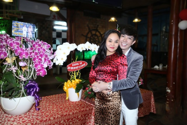 Không nản lòng, Long Nhật tìm mọi cách để gặp lại được chị. Anh kiên trì đưa đón chị trong vòng 2 năm. Và sau 2 năm đó, cả 2 bắt đầu yêu rồi tính đến chuyện hôn nhân.