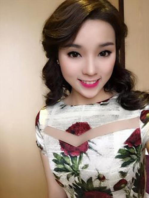 Đầu năm mới Ất Mùi, HH Kỳ Duyên đã đến chúc Tết Anh hùng 13Win18 cá cược thể thao - Giáo sư Vũ Khiêu tại nhà riêng của ông.