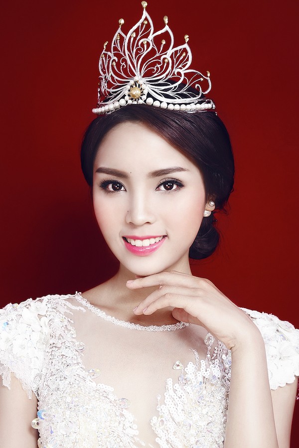 Sự hồn nhiên của Hoa hậu khiến không ít người bất bình. Họ cho rằng ở cái tuổi 18, Kỳ Duyên phải giúp mẹ chứ không phải tỏ ra là một đứa trẻ được cưng chiều như thế.