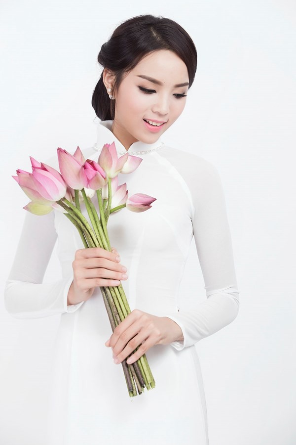 Theo lời chia sẻ của người này, HH Kỳ Duyên đi tập mà không có giày, cô gọi điện cho bố mẹ chất vấn và nói rằng mang giày đến ngay cho cô với thái độ khá bực bội.