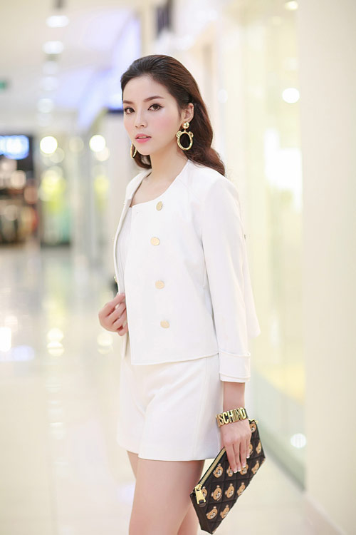 Mặc dù đó là phương thức chăm sóc, yêu thương con của mẹ Kỳ Duyên tuy nhiên việc những hình ảnh này lọt vào ống kính của phóng viên và xuất hiện trên truyền thông quá nhiều đã khiến nổ ra một cuộc tranh cãi bởi nhiều người cho rằng việc Hoa hậu thản nhiên tạo dáng trong khi mẹ cô cúi rạp người chỉnh váy thật khó mà chấp nhận được.