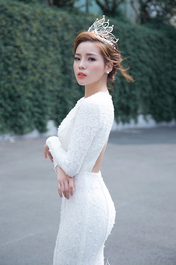Bức ảnh khiến dư luận chia làm hai luồng ý kiến, một số cho rằng là đại diện của nhan sắc Việt, Kỳ Duyên nên chú ý nhiều hơn tới phong thái ở những nơi công cộng.