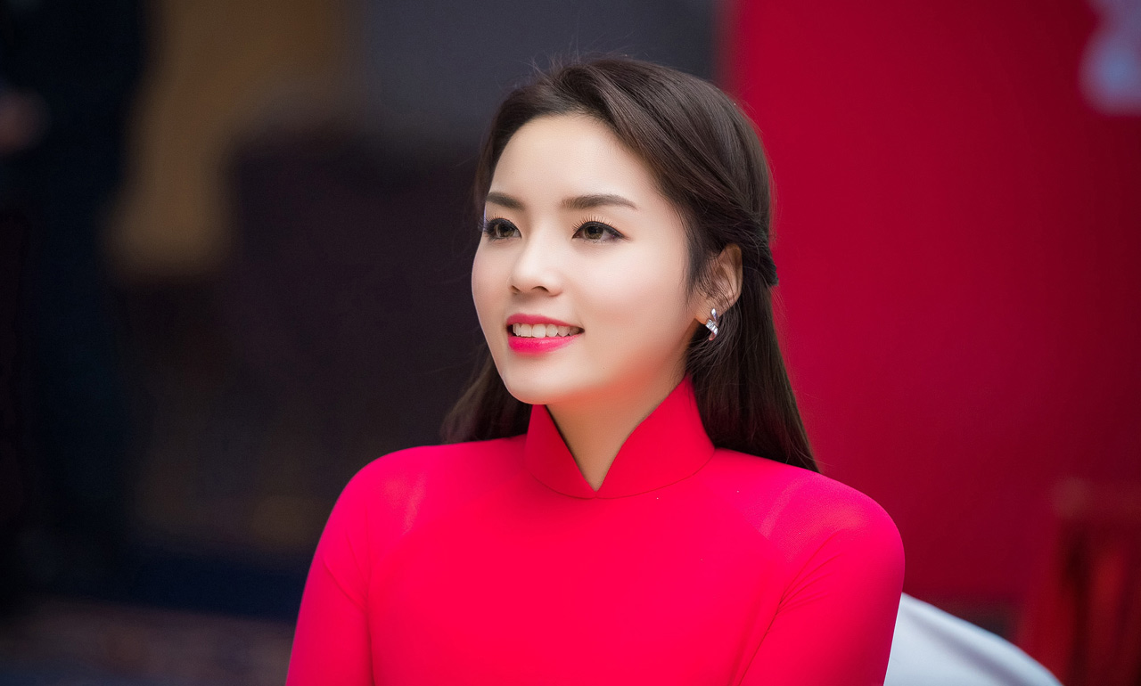 Trong bộ ảnh, Kỳ Duyên mặc những bộ đồ ngủ mỏng nằm trên giường khoe đường cong gợi cảm. Thêm vào đó, đôi chân bẩn của Hoa hậu khiến nhiều người phải bật cười khi xuất hiện trong những thước hình quảng cáo, dù đó vẫn chưa phải hình ảnh chính thức.