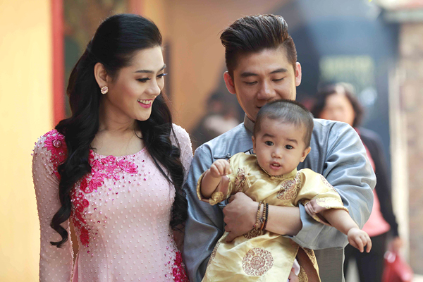 Sau khoảng thời gian công khai chuyển giới, chuyện tình cảm của Lâm Chí Khanh gắn liền với một người đàn ông khá trẻ trung, đẹp trai.