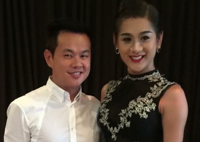 uy nhiên bạn trai cô sau đó có quyết định qua Mỹ định cư nhưng cả hai không chia tay rồi sau đó cô đổi số điện thoại thì cả hai mất liên lạc. Gần đây thì bạn trai đã tìm ra facebook của cô và cả hai đã nối lại liên lạc. 