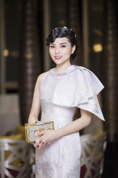 Đóng góp chủ yếu vào diện mạo như dừ đi 10 tuổi của Kỳ Duyên chính là do kiểu tóc uốn gợn sóng cổ điển, ôm sát vào khuôn mặt.