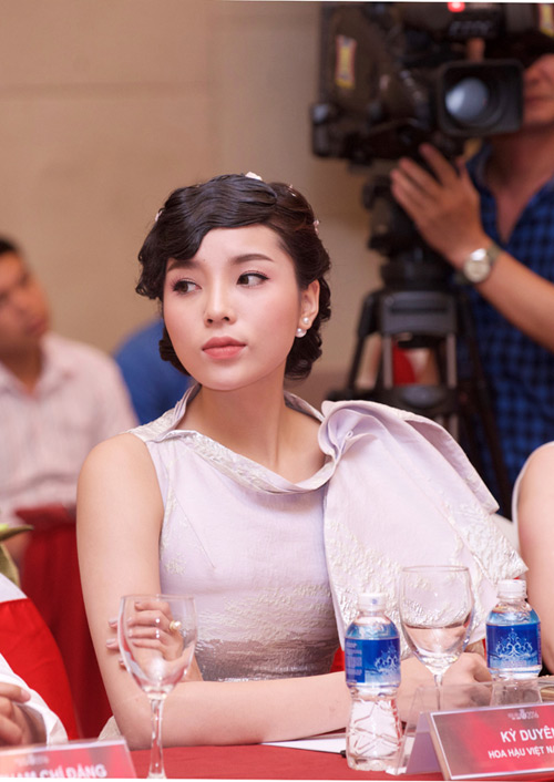 Trên mạng xã hội, mọi người đều đang rì rầm không biết ai là người đứng sau ''tai nạn nhan sắc'' này của Kỳ Duyên, bởi không chỉ bị trang điểm già dặn mà mái tóc của nàng Hậu còn bị ví là như ''mái tôn'' vì uốn cứng đờ, vừa dừ vừa khiến khuôn mặt Kỳ Duyên trông to hơn hẳn.
