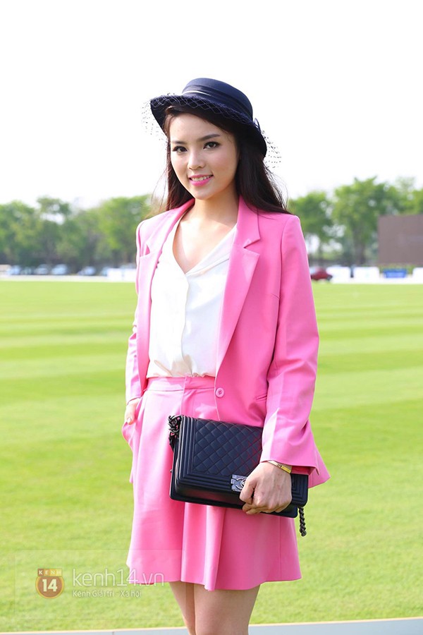 Ngày 21/3/2015, khi xuất hiện trong buổi tiệc của vợ chồng Thu Minh, người đẹp thành Nam tiếp tục bị chê già và kém tinh tế mặc dù trang phục cô diện trên người có tổng trị giá lên tới hơn nửa tỷ đồng.