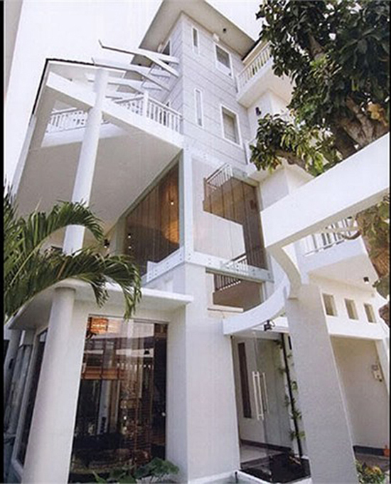 Căn biệt thự xa hoa nhìn từ bên ngoài