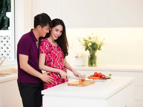 Hình ảnh hạnh phúc và đầy mãn nguyện của Công Vinh - Thủy Tiên ở căn biệt thự xa hoa