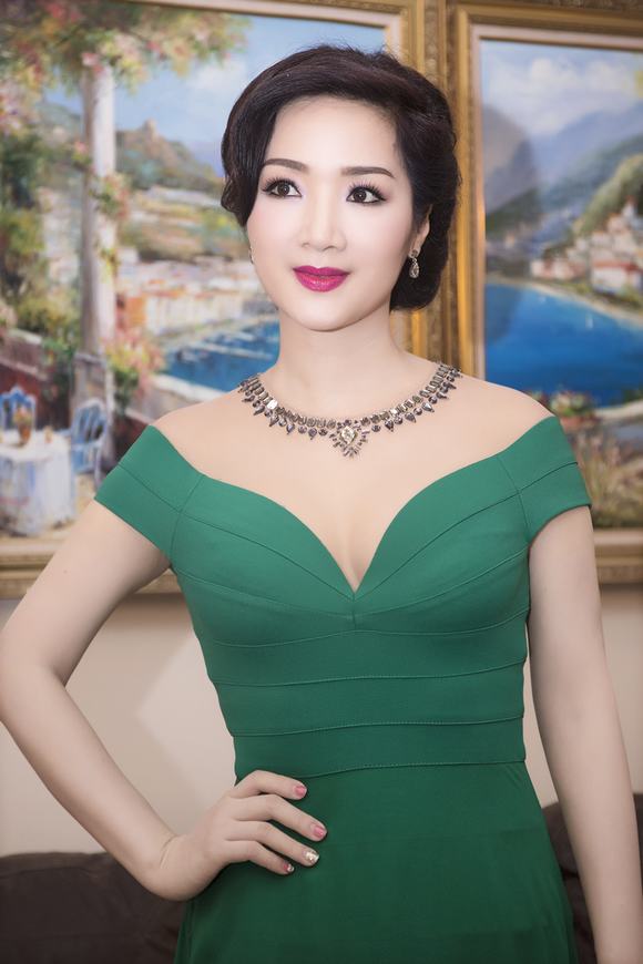 Bốn tầng dưới là nơi làm việc của công ty chuyên sản xuất chương trình truyền hình do Giáng My làm giám đốc.
