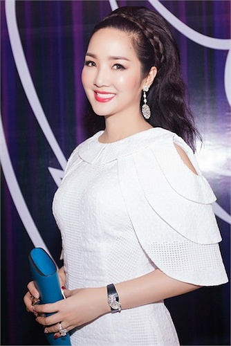 Giáng My biết 4 ngoại ngữ: Anh, Nga, Thái, Hoa. Chị cũng từng bỏ 8 năm đi đi về về giữa Thái Lan và Việt Nam để theo học ngành truyền thông. Sự cần cù và ý chí tiến thủ của Giáng My khiến ngay cả đàn ông cũng phải ngả mũ khâm phục.