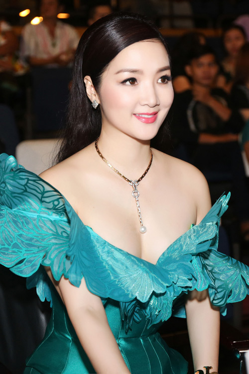 Việc Giáng My xuất hiện ở trường quay đều đặn mỗi ngày, ngày nào cũng đến tận đêm khuya là chuyện bình thường.