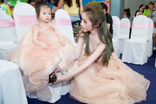Và bây giờ, khi hình ảnh bé Alfie được tiết lộ, nhiều người cũng so sánh hình ảnh của bé với Cadie và với cả D.F.
