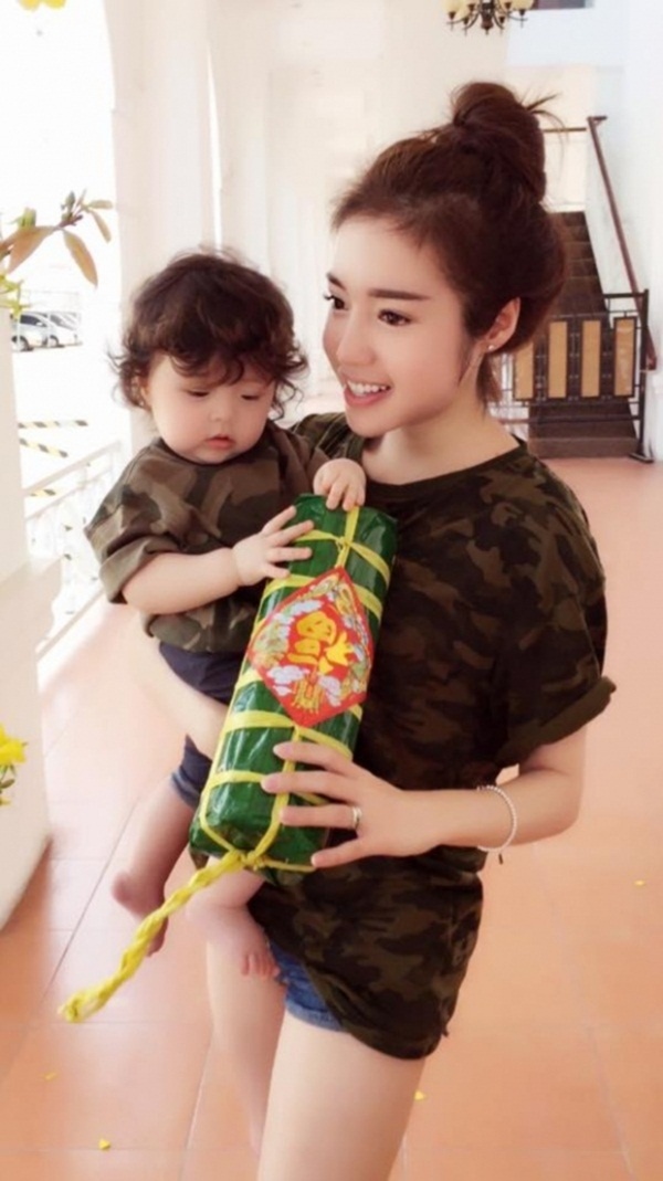 Sau khi công khai chuyện sinh con, cái tên Elly Trần lại càng trở nên nổi đình nổi đám trên mạng xã hội. 
