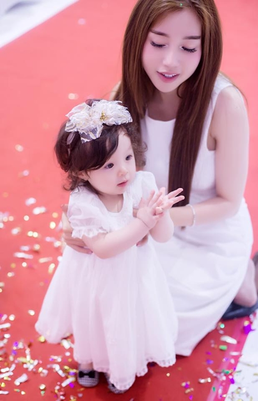 Bố của Cadie là ai, cô bé sinh lúc nào, Elly Trần giờ ra sao đều được “khai thác” triệt để.