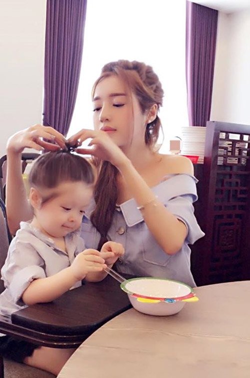 Trước những hoài nghi ác ý của cư dân mạng, 10/2014, Elly Trần lần đầu tiên công bố hình ảnh mang bầu, dẹp tan mọi nghi vấn trước đó.