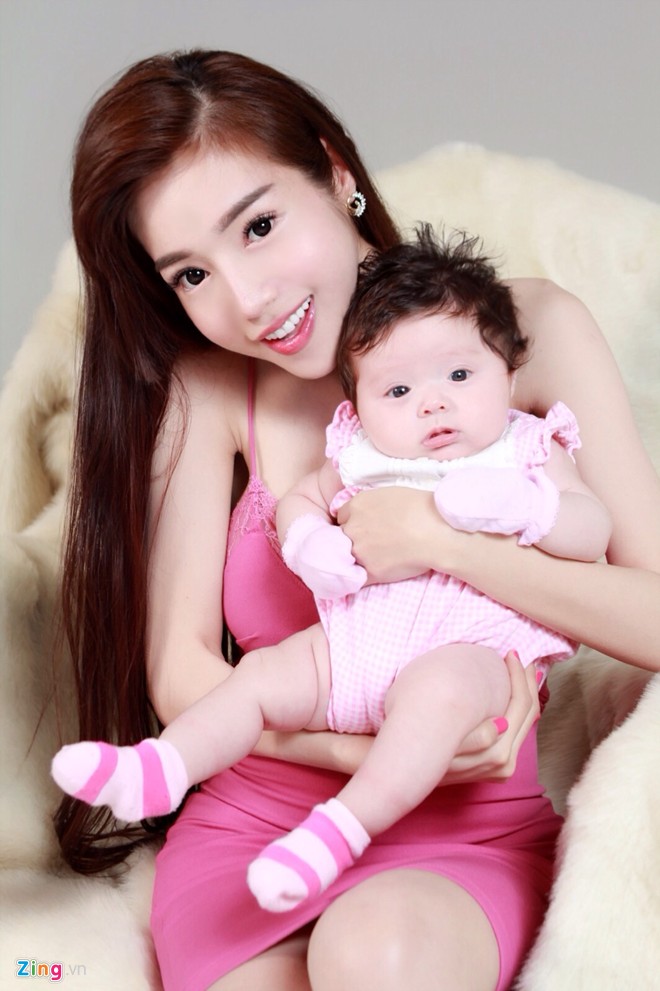 Thậm chí có lần Elly Trần phải lên trang cá nhân và khẳng định : ''Tôi mang bầu 9 tháng 10 ngày và sinh ra con bé như bình thường. Hãy yên tâm nó hoàn toàn là người Trái đất”.