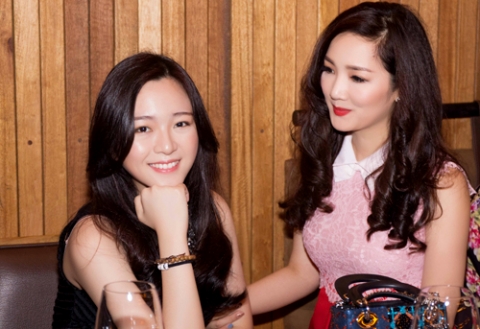 Những ngày gần đây, cuộc sống xa hoa của Anh Sa, con gái của Hoa hậu đền Hùng Giáng My trở thành đề tài bàn tán trên mặt báo. 
