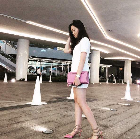 Cha của Anh Sa  còn sở hữu một nhà máy sản xuất mây tre đan xuất khẩu (với doanh số do Tập đoàn công bố là từ 3-5 triệu USD/năm).