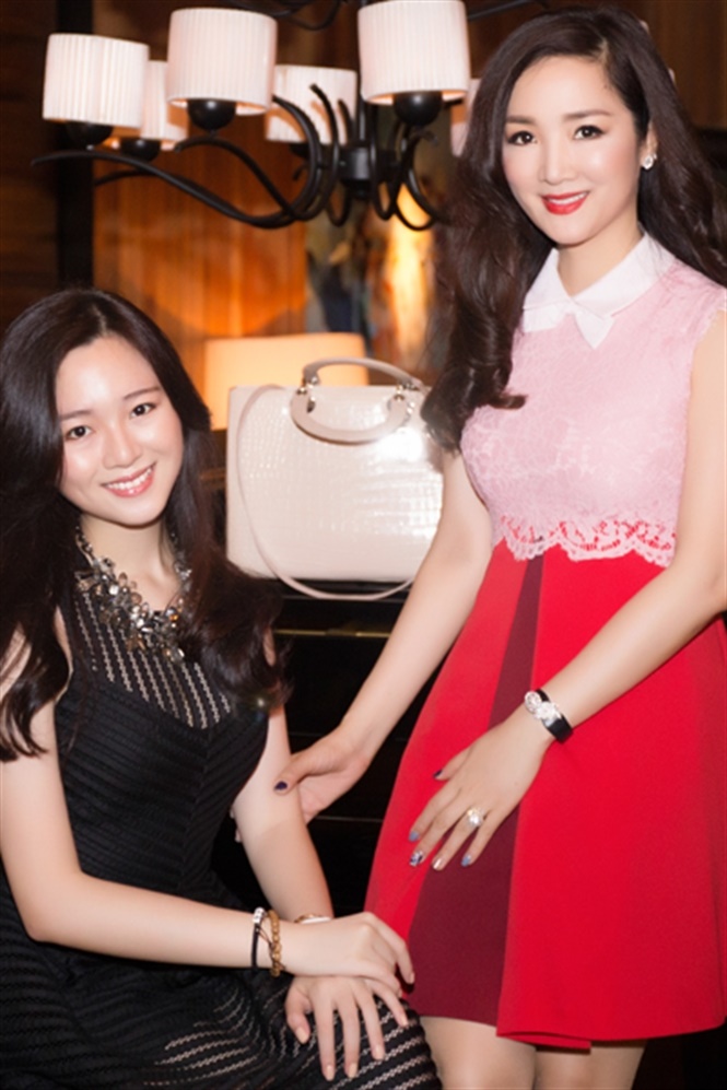 Cũng vì con gái không thích ồn ào nên việc báo chí khai thác về cuộc sống riêng tư của Anh Sa đã khiến Hoa hậu bức xúc. Chị tâm sự: ''Câu chuyện đăng tải trên báo thời gian qua ảnh hưởng không ít đến đời sống của Giáng My cũng như Anh Sa, mặc dù cháu đã học và sống nhiều năm ở nước ngoài. Sự chia sẻ này của Giáng My không gì ngoài ý muốn khép lại câu chuyện về ba anh em, để tránh cho cuộc sống các cháu bị ảnh hưởng như thời gian qua. Xin cảm tạ mọi người đã luôn ủng hộ và yêu quý Giáng My''.