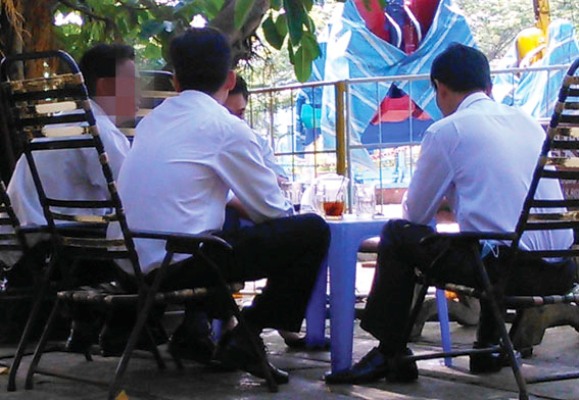 L&atilde;nh đạo nhiều quận, huyện của H&agrave; Nội bỏ họp &lsquo;trốn&rsquo; đi đ&acirc;u kh&ocirc;ng biết l&agrave; một trong những tin tức nổi bật 24h qua  
