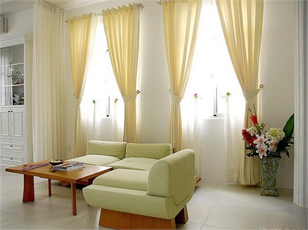  Biệt thự được thiết kế theo phong cách châu Âu cổ điển, với tông màu trắng yêu thích của Lý Nhã Kỳ. 