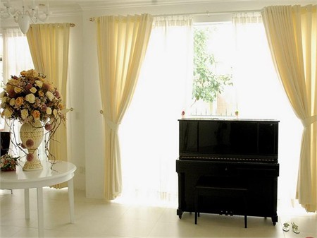 Người đến tham quan sẽ ngạc nhiên khi thấy gian bếp chiếm nhiều diện tích nhất trong nhà. Bật mí điều này Nhã Kỳ tinh nghịch cho biết: “Về nấu ăn em hơi bị… dở, nên em phải thiết kế thật rộng để cùng một lúc 5, 6 “đầu bếp” là bạn bè có thể trổ tài cùng một lúc, và sau đó có thể tự nhiên ăn uống vui chơi.''