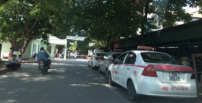 Trong những tin tức thời sự 24h h&ocirc;m nay c&oacute; việc h&eacute; lộ vấn nạn xe &ldquo;d&ugrave;&rdquo; v&agrave; độc quyền taxi tại bệnh viện