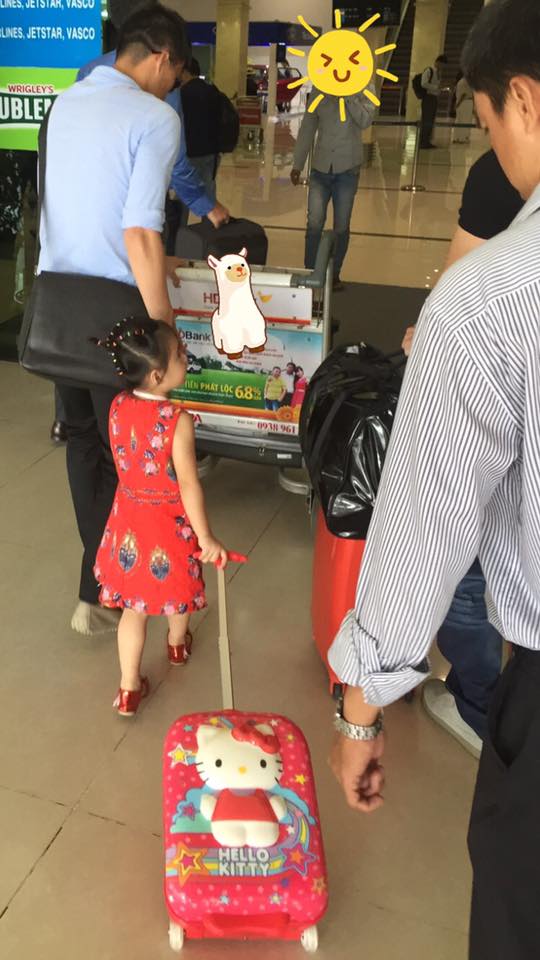 Để đảm bảo con gái được chăm sóc tốt nhất trong những ngày anh xa nhà, Công Vinh thuê hai giúp việc, một người chuyên lo cơm nước, giặt giũ quần áo, một người chuyên lo bế Bánh Gạo. C