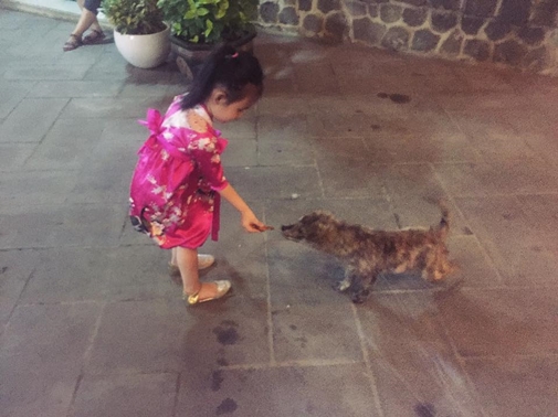 Không giống như truyền thống Việt, Công Vinh - Thủy Tiên không cho bé Bánh Gạo ngủ cùng mà cho bé ở riêng một phòng. 