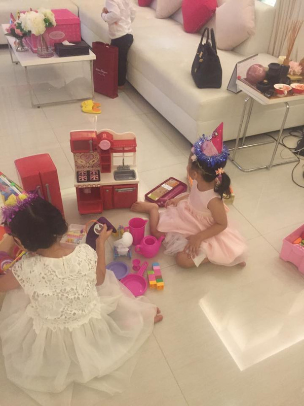 Hình ảnh của Bánh Gạo luôn được vợ chồng Công Vinh và Thủy Tiên khéo léo úp mở trên mạng xã hội, cô bé luôn khiến cộng đồng mạng phải tò mò về khuôn mặt thật của mình. 