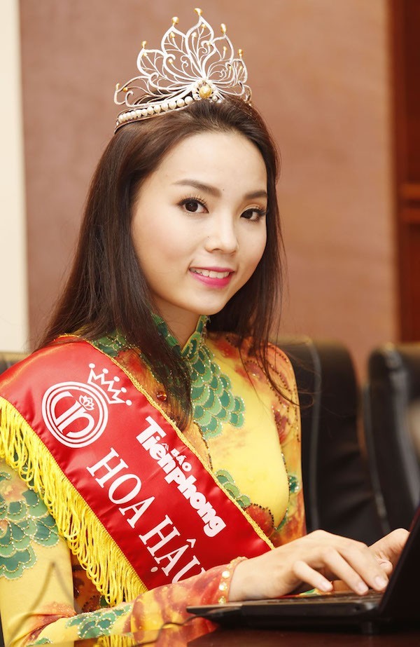 Có người chỉ trích hành động phì phèo hút thuốc của Kỳ Duyên là điều không hay, đặc biệt cô lại là hoa hậu.