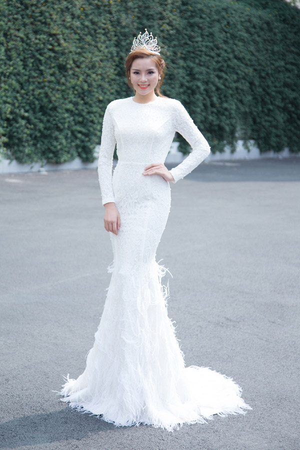 Tuy nhiên có người bênh vực khi cho rằng, việc hút thuốc là bình thường và không có quy định nào cấm hoa hậu hút thuốc lá.
