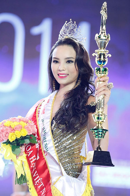 Bạn Thiên Bình chia sẻ: ''Em là đại diện cho phụ nữ Việt Nam nhé, đừng làm xấu mặt phụ nữ chúng tôi. Đã quá nhiều tai tiếng, sao không học những cái tốt đi, có rất nhiều hoa hậu tốt sao không thấy em học, nếu em không đảm nhận được vươnng miện kia. Hãy trao nó lại cho người xứng đáng hơn em''.