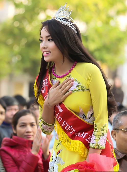 Bên cạnh những lời bình luận bày tỏ sự bức xúc cao độ với hành động hút thuốc của Kỳ Duyên là không ít ý kiến đòi cô phải trả lại vương miện Hoa hậu 2014.