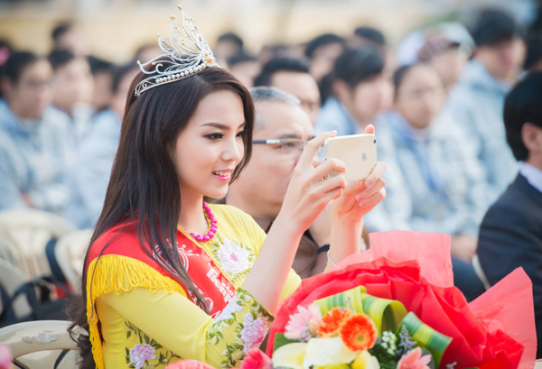 Một trong số đó viết: ''Em nên tự trả lại vương miện đi thôi. Em không xứng đáng với danh hiệu Hoa hậu''.