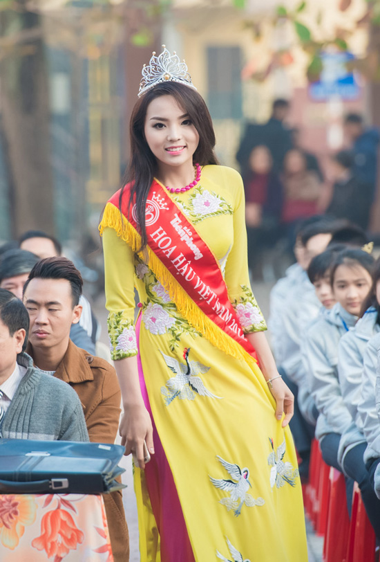 ''Đội trên đầu chiếc vương miện đẹp nhất, đắt giá nhất trong lịch sử cuộc thi sắc đẹp Việt Nam để rồi trở thành Hoa hậu thảm họa nhất mà lịch sử Việt Nam từng có, bạn có thấy mình xứng đáng không? Tôi nghĩ bạn nên tự xấu hổ mà trả lại vương miện chứ đừng đội nó nữa, để rồi được thỏa sức thể hiện cái tôi của bạn, cũng chẳng ai phán xét'', trích góp ý thẳng thắn của người dùng Facebook.