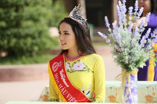 Trong khi những bình luận phản đối lời xin lỗi của Kỳ Duyên gay gắt thì người đẹp Nam Định cũng nhận được những lời động viên, thông cảm cho hoàn cảnh của cô.