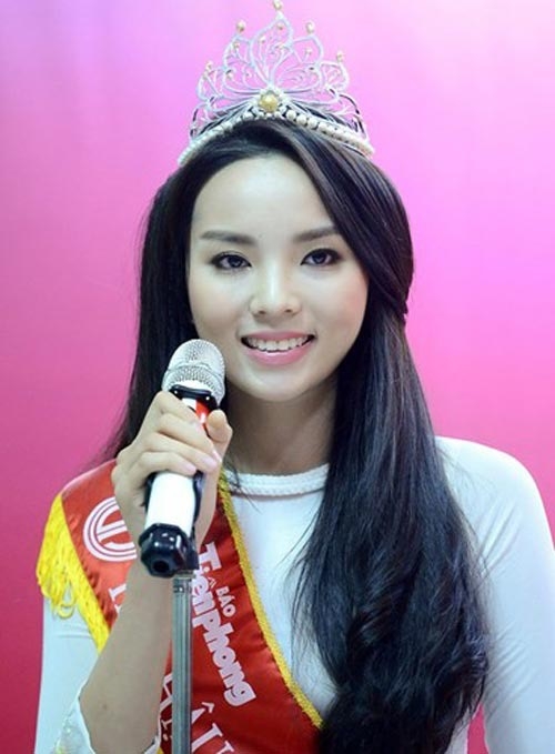 Bạn Nguyễn Văn Thiện viết: ''Không sao đâu chị, lần sau chú ý hơn là được. Người yêu mến chị, theo dõi chị vẫn nhiều lắm. Kệ thị phi đi và phải cố gắng để thành công hơn nữa chị nhé!''