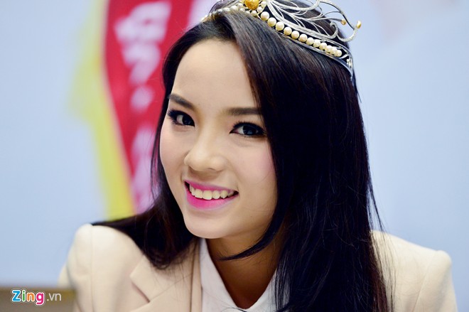 Ngày 11/7, trên mạng xã hội lan truyền nhanh đoạn video quay lại cảnh Hoa hậu Kỳ Duyên cầm điếu thuốc rất sành điệu trong quán cà phê ở Hà Nội. 