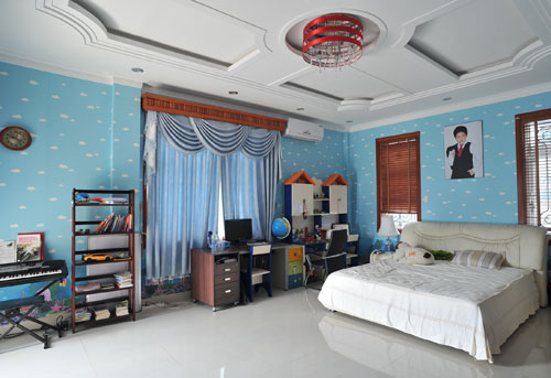 Ngôi biệt thự được xây dựng cầu kỳ cao 6 tầng với rất nhiều phòng, để đi lại trong tòa nhà, Trang Nhung bố trí một cái thang máy hiện đại.