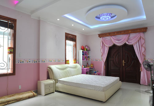 Ngoài ngôi nhà đắt giá, Trang Nhung còn sở hữu nhiều xe hơi khủng. 
