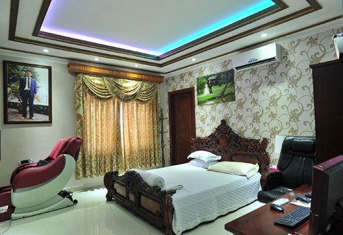 Xúc động trước tình cảm của người đàn ông hơn 13 tuổi ngày nào cũng trồng cây si chờ cô trước cửa bưu điện, nữ ca sĩ dòng nhạc truyền thống, cách mạng nhận lời về làm vợ ông Nhật Phương trong lúc cả hai trắng tay. 