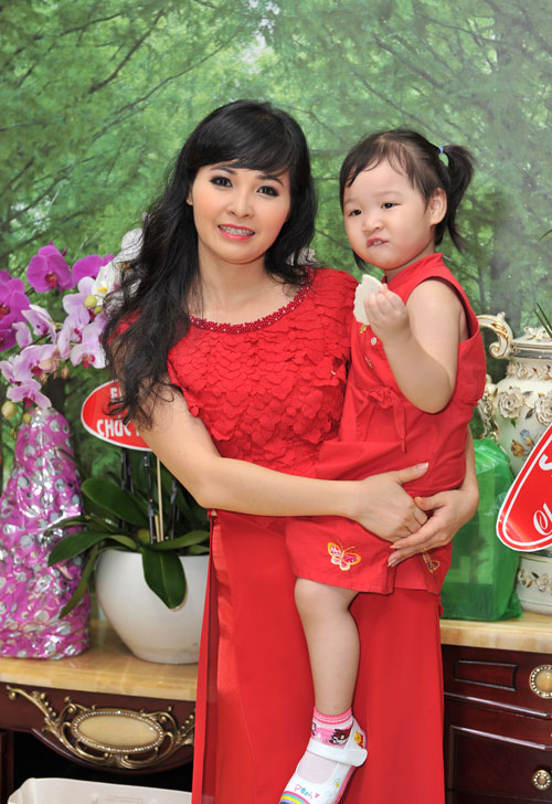 Thậm chí, doanh nhân họ Ngô còn đang vướng vào vòng tù tội. Từ bước khởi đầu số 0 tròn trĩnh cho tới khi có biệt danh Trang Nhung nhà trăm tỷ là cả một chặng đường dài nhiều nước mắt.