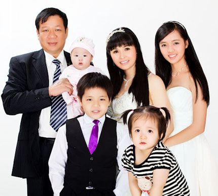 Nói tới việc trở lại sân khấu chuyên nghiệp của Trang Nhung sau nhiều năm dành thời gian cho tổ ấm Đăng ký và nhận 60K 24 bao lì xì miễn phí mỗi ngày, ông Nhật Phương cho hay, đó là quyết định của bà xã và anh có thể làm tất cả để vợ vui. 