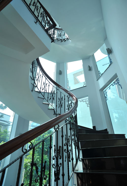 Chồng ca sĩ Trang Nhung tiết lộ tổng giá trị của căn nhà và các trang thiết bị nội thất lên tới hơn 100 tỷ đồng.