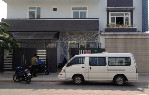 Ngày 13-7, Công an huyện Bình Chánh, TP HCM cho biết đang phối hợp với các đợn vị nghiệp vụ Công an TP điều tra vụ trộm táo tợn xảy ra tại căn biệt thự của nghệ sĩ Kim Tử Long nằm trong khu dân cư Đại Phúc, xã Bình Hưng, huyện Bình Chánh.
