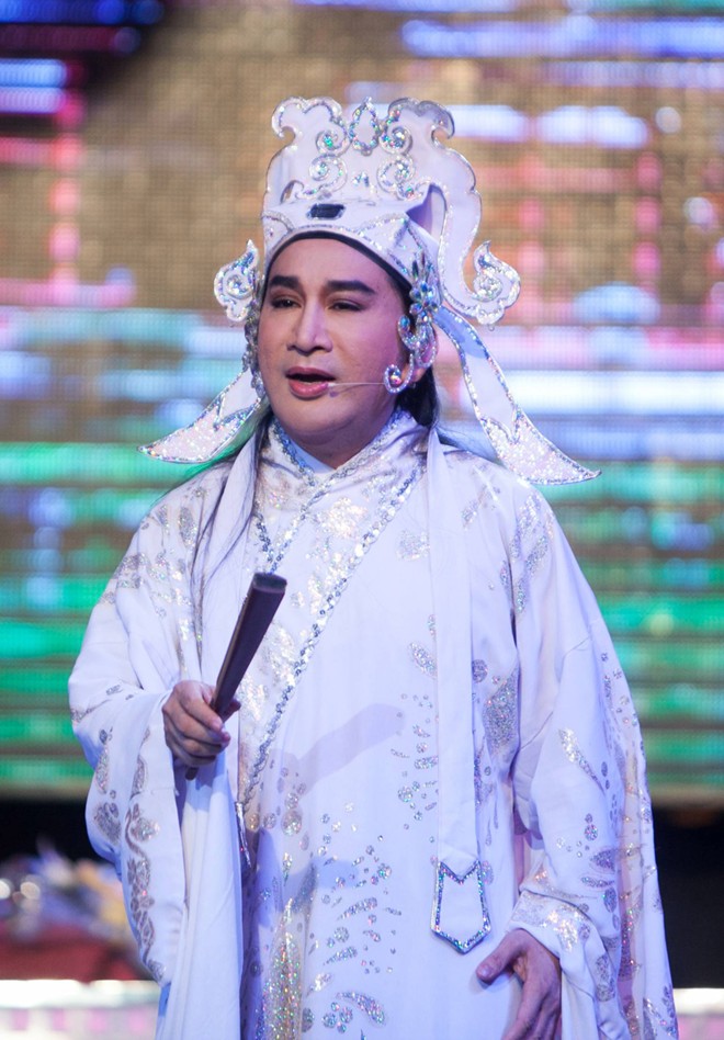  Sau 2 cuộc hôn nhân đổ vỡ, NSƯT Kim Tử Long đã tìm hiểu và tiến đến với nghệ sĩ Trinh Trinh, con gái của hai nghệ sĩ Hữu Cảnh - Xuân Yến và là cháu ruột của NSND Thanh Tòng.